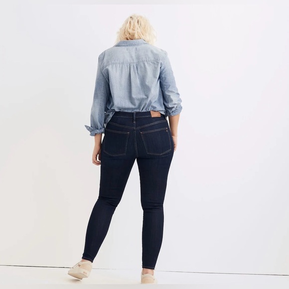 Madewell Petite 9" Mid-Rise Skinny Jeans in Larkspur Wash - Picture 4 of 10